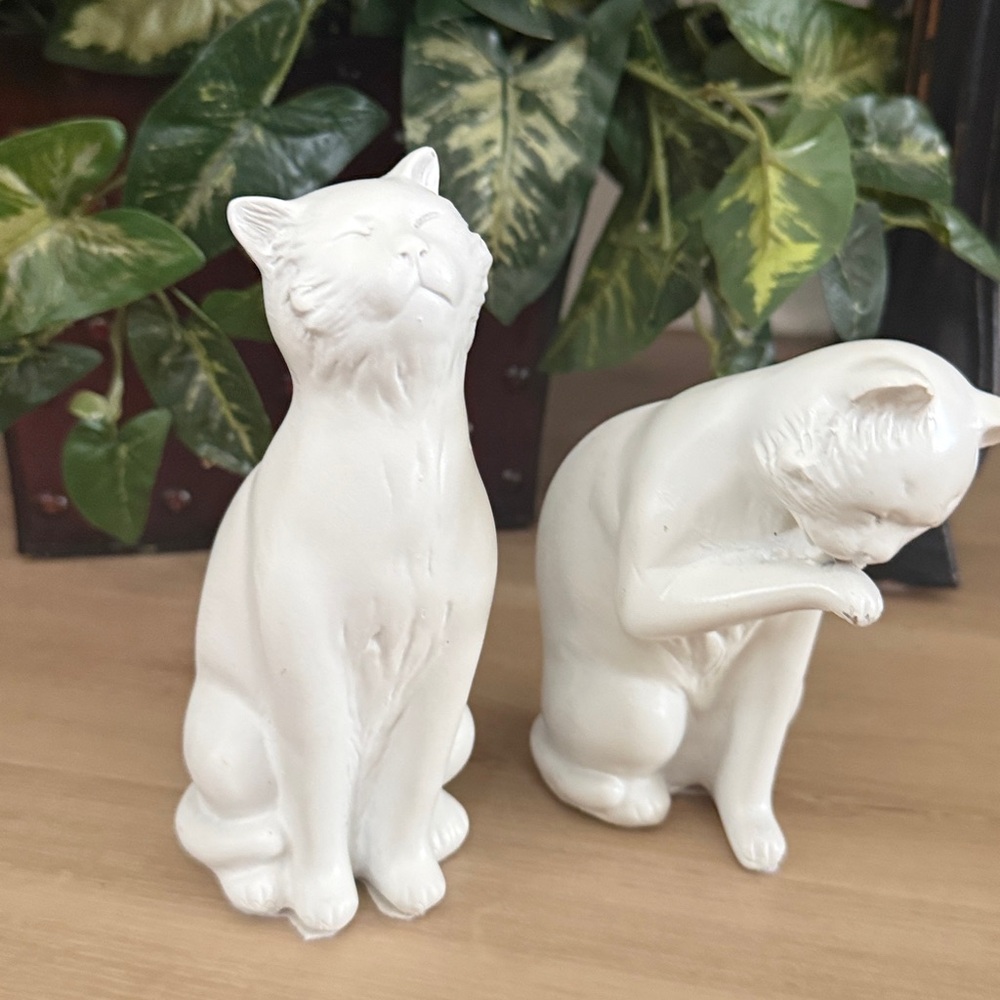 White Ceramic Cat 🐱 Figurines - Picture 6 of 7